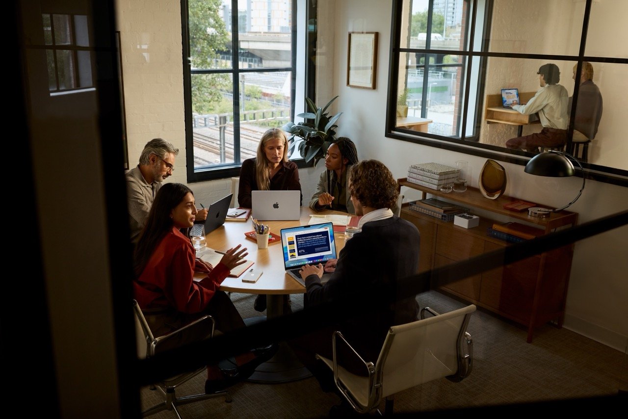 250822_ProdLife-MacBook_Pro_14-inch_M5-London-UnitedKingdom_JM_000410_RGB_00-0215-122_V4_WWEN Large