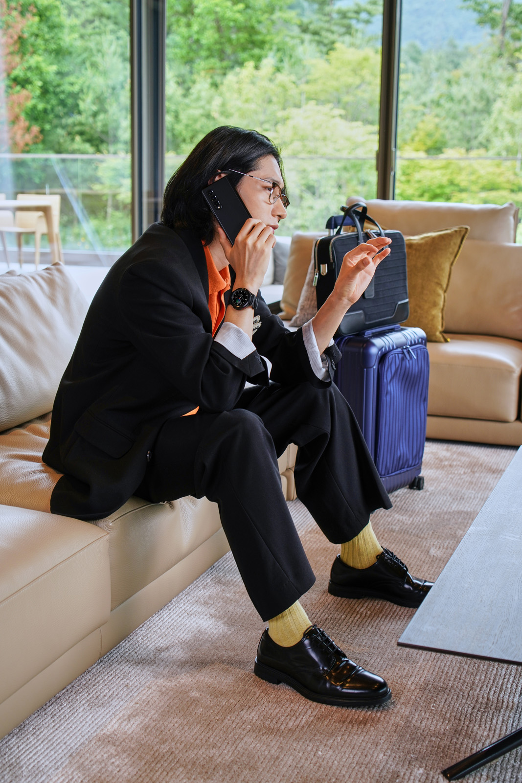 006_lifestyle_galaxyzfold3_5g_phantomblack_galaxywatch4classic_black