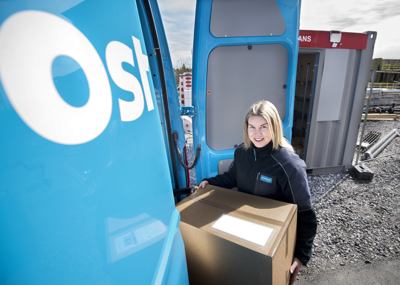 PostNord Woman delivering (1)