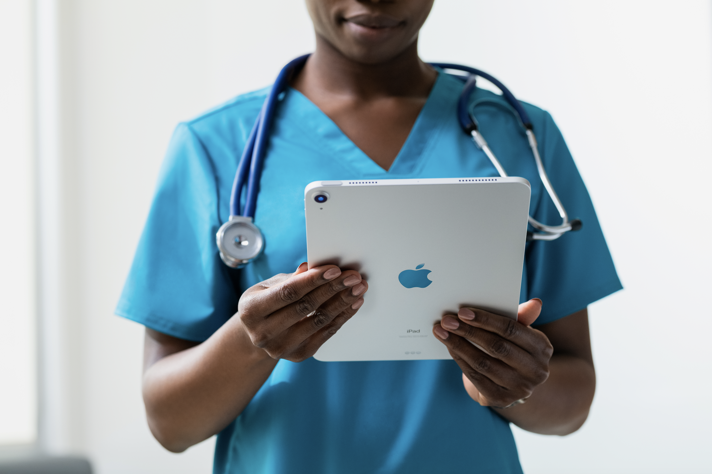 Sykepleier som holder en iPad